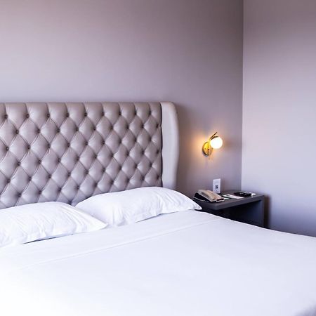 オウロ ミナス パレス ホテル ベロ・オリゾンテ エクステリア 写真 A bedroom at the hotel