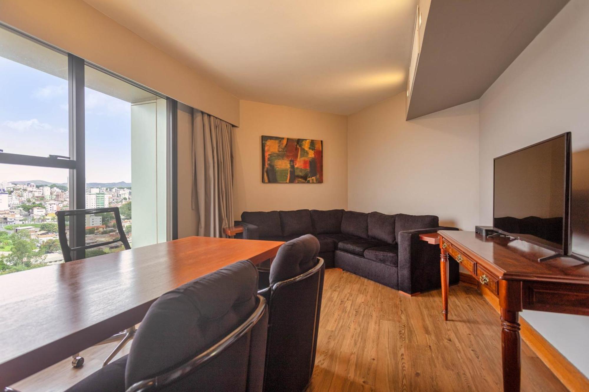 オウロ ミナス パレス ホテル ベロ・オリゾンテ エクステリア 写真 A living room in a suite at the Hilton Athens