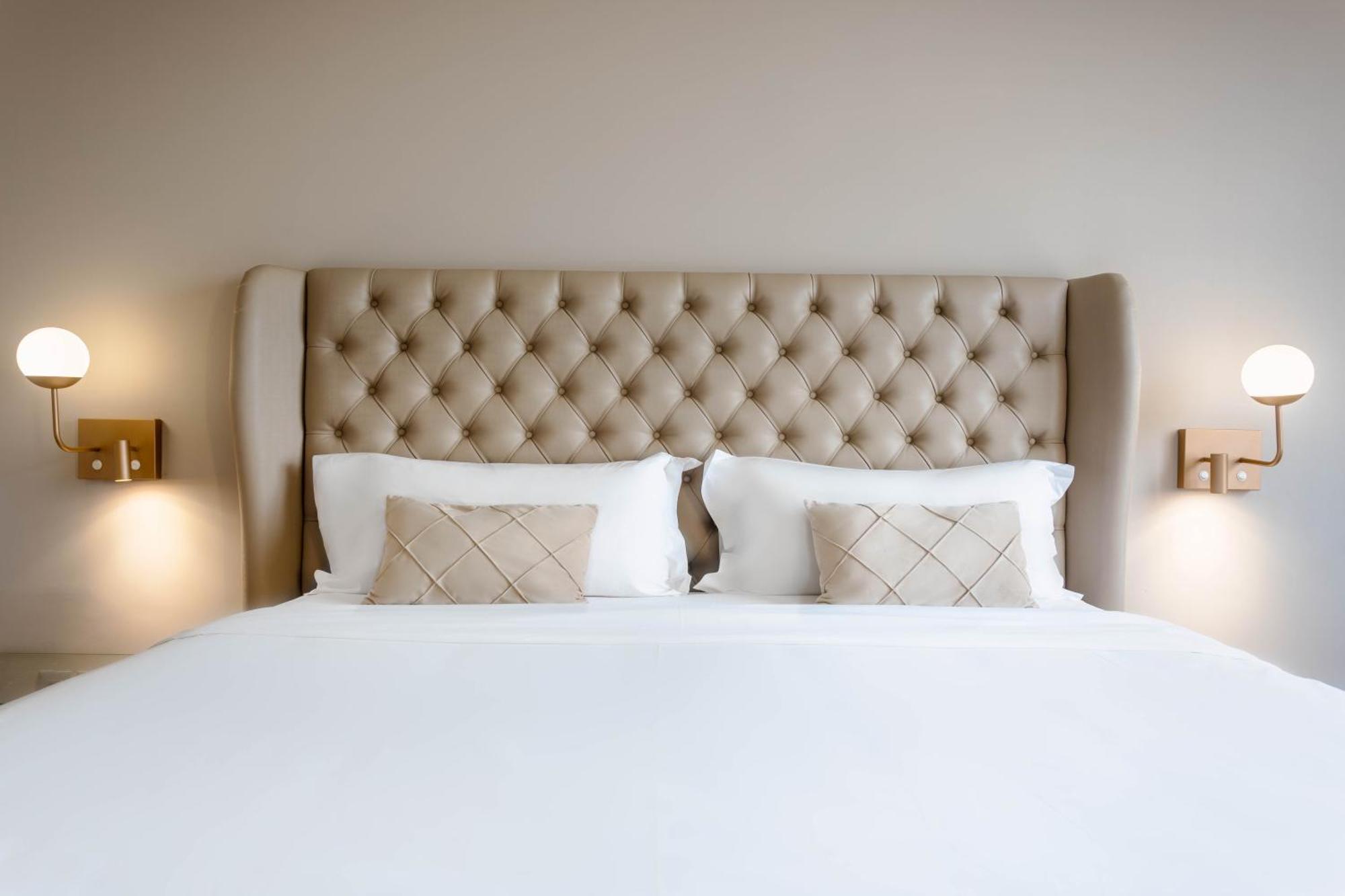 オウロ ミナス パレス ホテル ベロ・オリゾンテ エクステリア 写真 A bed with a tufted headboard