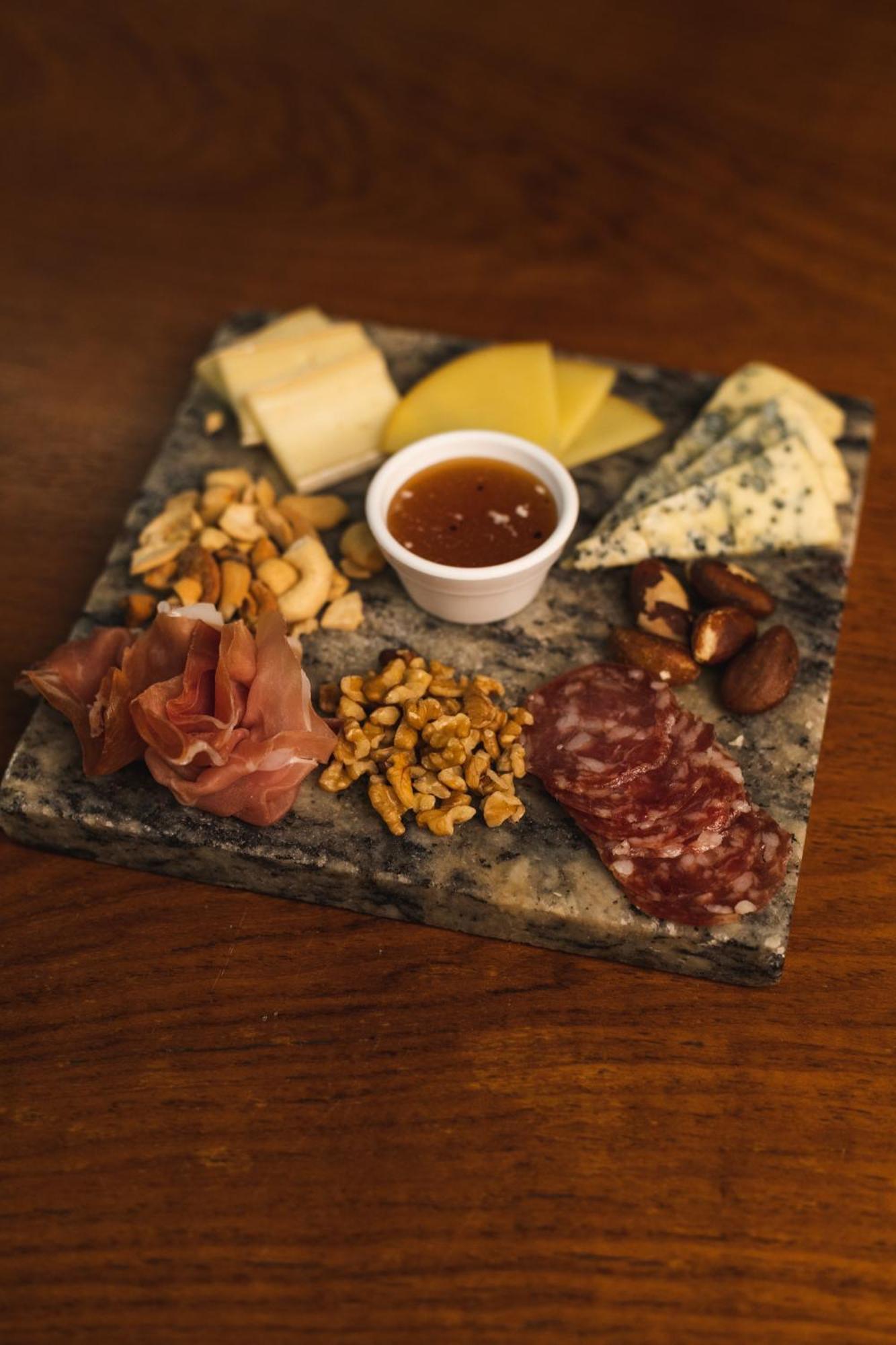 オウロ ミナス パレス ホテル ベロ・オリゾンテ エクステリア 写真 A cheese and sausage platter