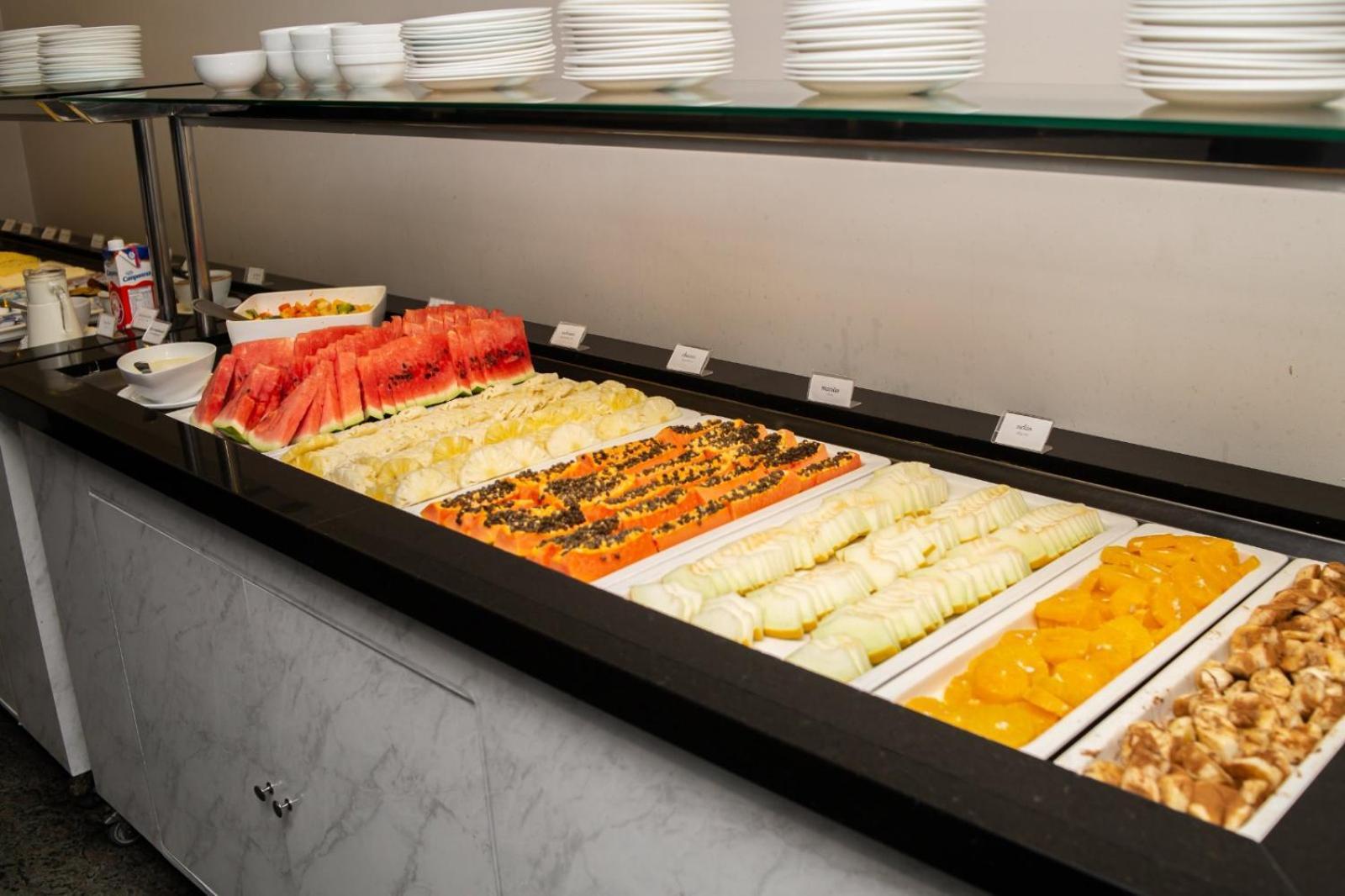 オウロ ミナス パレス ホテル ベロ・オリゾンテ エクステリア 写真 A fruit salad buffet
